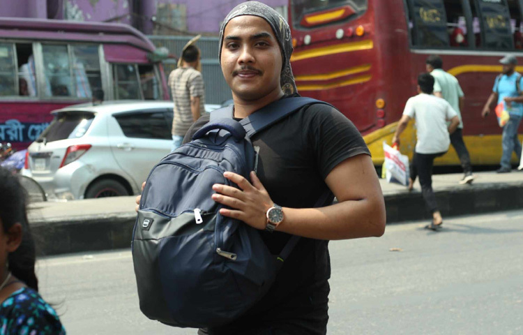 ট্রেনের টিকিট না পেয়ে বাসে করে রওনা হয়েছেন অনেকে।