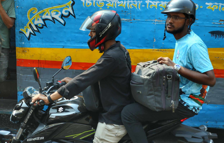অনেকে মোটরসাইকেলে করেই রওনা হয়েছেন।
