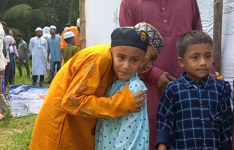 মূলত বিশ্বের যেকোনো স্থানে চাঁদ দেখা যাওয়ার ভিত্তিতে চাঁদপুরের অর্ধশত গ্রামে ঈদ উদযাপিত হয়ে থাকে। ছবি: শরীফুল ইসলাম