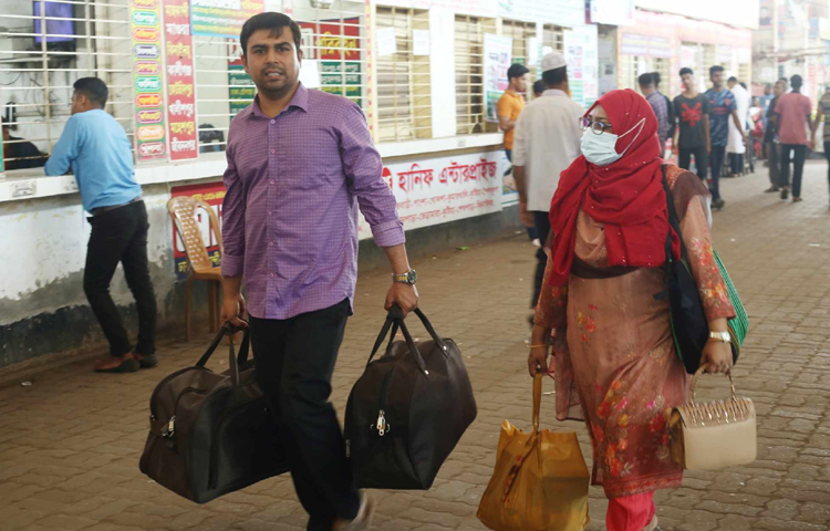 স্বাভাবিক সময়ের তুলনায় যাত্রীর সংখ্যা বাড়লেও তেমন ভিড় নেই। কাউন্টারগুলো অনেকটাই ফাঁকা। ছবি: মাহবুব আলম