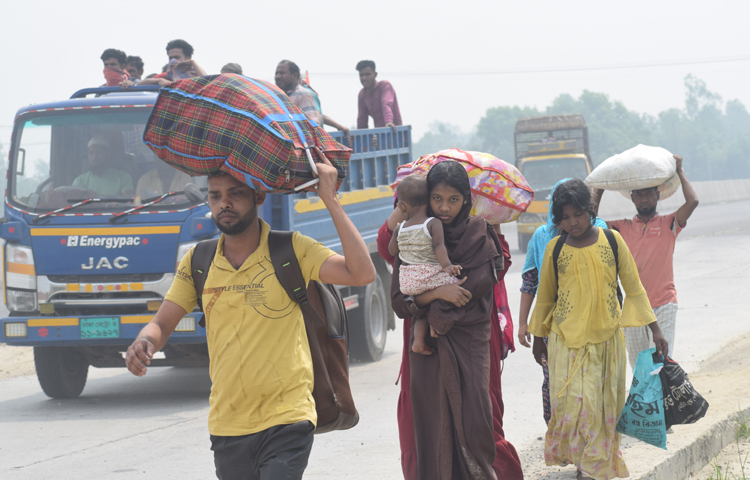 আজ বেলা সাড়ে ১১টার দিকে বঙ্গবন্ধু সেতু পশ্চিম মহাসড়কের বিভিন্ন জায়গায় এমন চিত্র দেখা গেছে। ছবি: এম এ মালেক