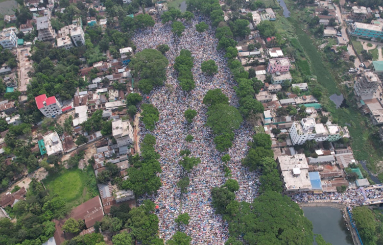 পাখির চোখে কিশোরগঞ্জের ঐতিহাসিক শোলাকিয়া ঈদগাহ ময়দানের ১৯৭তম ঈদুল ফিতরের জামাত। ছবি: এসকে রাসেল