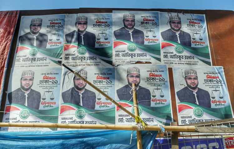 বিশেষভাবে বাড্ডা ও গুলশান এলাকা থেকে নেওয়া ছবি প্রমাণ করছে, নির্দেশনার সময়সীমা অতিক্রম হওয়া সত্ত্বেও এসব নির্বাচনী উপকরণ সরানো হয়নি।