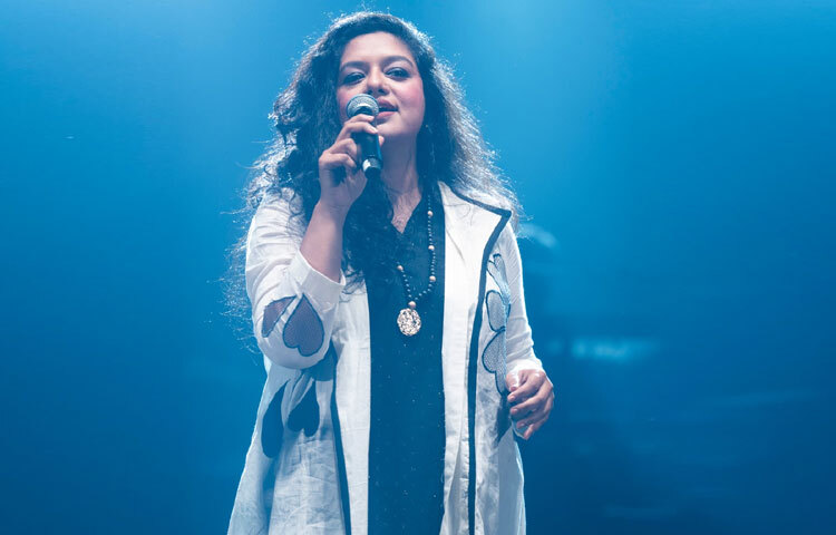 এলিটার সংগীতজীবন শুরু হয়েছিল ব্যান্ড ‘ব্ল্যাক’-এর সঙ্গে। তাদের অ্যালবামে কণ্ঠ দেওয়ার মাধ্যমে আলোচনায় আসেন তিনি। পরে ধীরে ধীরে এককভাবে গাইতে শুরু করেন এবং নিজের আলাদা ভুবন তৈরি করেন। তার কণ্ঠে একদিকে যেমন আছে স্বচ্ছতা, অন্যদিকে আছে আবেগের ভরপুর প্রকাশ।