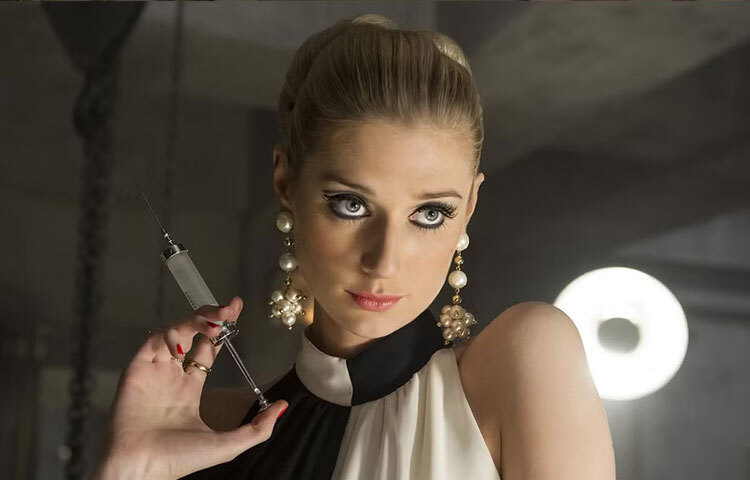 এলিজাবেথের অভিনয়জীবন শুরু হয় মেলবোর্নের ভিক্টোরিয়ান কলেজ অব দ্য আর্টস থেকে প্রশিক্ষণ নেওয়ার মাধ্যমে। সেখান থেকেই তিনি পেশাদার অভিনয়ে পদার্পণ করেন।