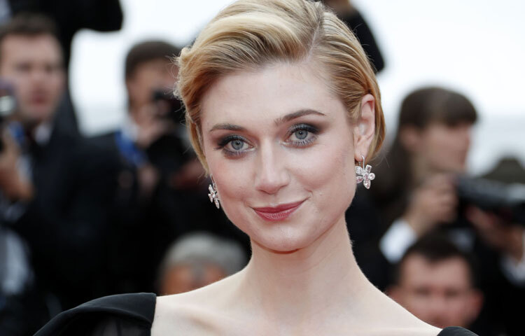 তার অভিনয়ের জন্য তিনি অসংখ্য প্রশংসা কুড়িয়েছেন এবং দর্শকদের মনে জায়গা করে নিয়েছেন। অনেকে মনে করেন, এলিজাবেথের অভিনয় প্রিন্সেস ডায়ানার প্রতি সম্মান প্রদর্শনের সবচেয়ে সুন্দর উপায় হয়ে উঠেছে।