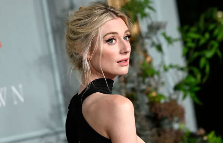 এলিজাবেথ ডেবিকির ক্যারিয়ারের মোড় ঘুরিয়ে দেওয়া মুহূর্ত আসে নেটফ্লিক্সের জনপ্রিয় সিরিজ ‘দ্য ক্রাউন’ এ প্রিন্সেস ডায়ানার চরিত্রে অভিনয়ের মাধ্যমে।