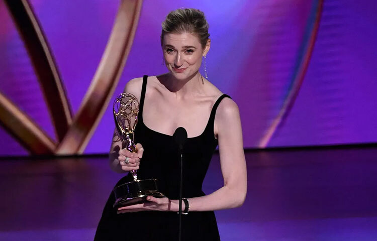 যদিও এলিজাবেথ ডেবিকি আলোচনায় থাকেন অভিনয় ও স্টাইলের জন্য, তবু সমালোচনার মুখেও পড়েছেন কিছু ক্ষেত্রে। অনেকে মনে করেন, তার অভিনয়ে কখনও কখনও আবেগের ঘাটতি থেকে যায়। বিশেষ করে ‘টেন্ট’ নিয়ে এমন মন্তব্য উঠেছিল।