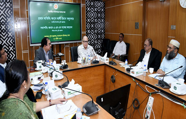 ঢাকায় মন্ত্রণালয়ের সভাকক্ষে ‘বিভাগীয় কমিশনার সমন্বয় সভায়’ প্রধান অতিথির বক্তৃতা করেন ভূমি উপদেষ্টা আলী ইমাম মজুমদার। ছবি: পিআইডি