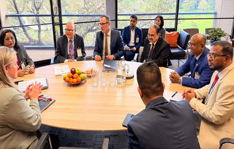 খাদ্য ও ভূমি উপদেষ্টা আলী ইমাম মজুমদারের নেতৃত্বে প্রতিনিধিদল অস্ট্রেলিয়ার নিউ সাউথ ওয়েলসের পার্লামেন্ট ভবনে সরকারের গ্রাহক পরিষেবা এবং ডিজিটাল সরকার, জরুরি পরিষেবা এবং যুব বিচার মন্ত্রী জিহাদ ডিবের সাথে দ্বিপাক্ষিক বৈঠক করেন। ছবি: পিআইডি