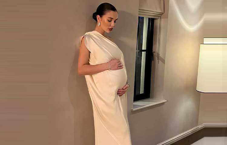 বিয়ের আগেই সন্তানের জন্ম দেন এই জনপ্রিয় নায়িকা।