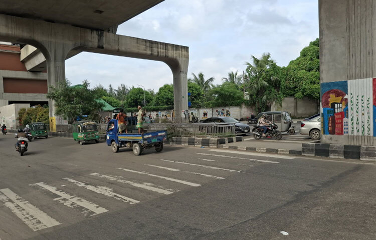 সড়কজুড়ে বিরাজ করছে এক ধরনের শান্ত ও ফাঁকা পরিবেশ।