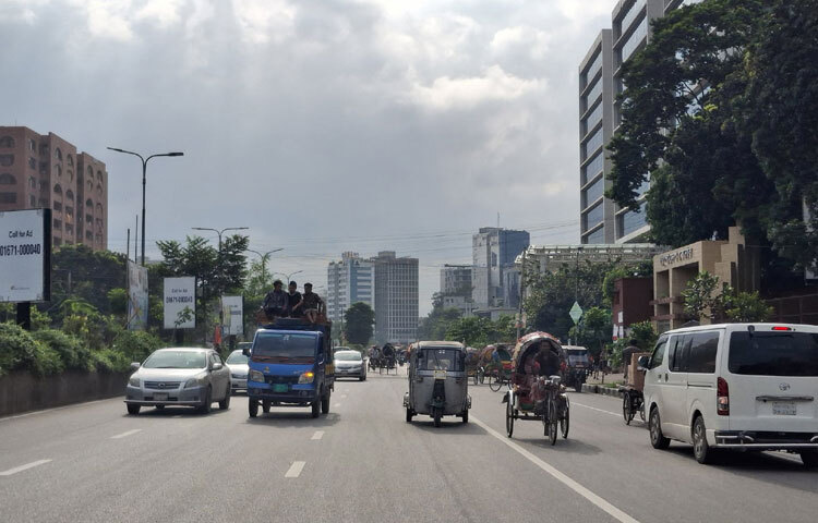 অন্যদিনের তুলনায় সড়কে গণপরিবহনসহ অন্যান্য গাড়ির সংখ্যা অনেক কম।