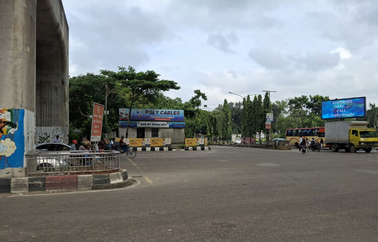 স্বাভাবিক দিনে সকাল থেকেই শহরে হাজির হওয়া চিরচেনা যানজটের রূপ বুধবার বৃষ্টি আর ছুটির প্রভাবে পাল্টে যায়।