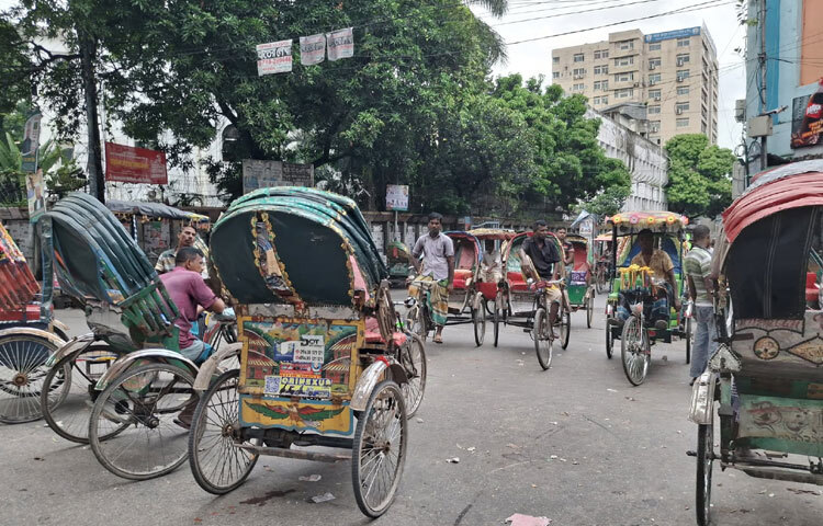 তবে যাত্রী কম থাকায় অনেক চালকই অলস সময় পার করছেন। আবার কোথাও কোথাও বৃষ্টির অজুহাতে অতিরিক্ত ভাড়া চাওয়ার অভিযোগও পাওয়া গেছে।