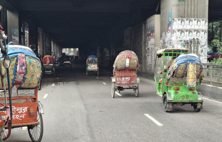 অন্যদিকে রাইড শেয়ার করা মোটরসাইকেলের চালকদেরও অলস সময় পার করতে দেখা গেছে। মোড়ে মোড়ে তারা সারি দিয়ে বসে আছেন, হাঁকডাক করেও যাত্রী পাচ্ছেন না।