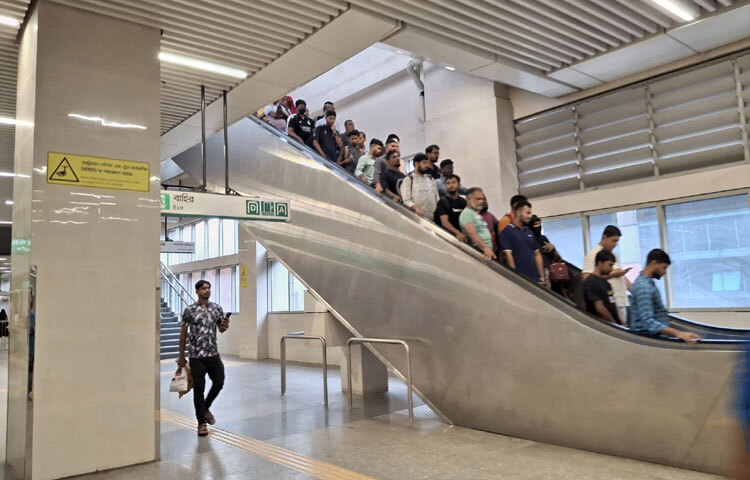 সড়কগুলো অনেকটা ফাঁকা থাকলেও মেট্রোরেলে রয়েছে যাত্রীদের চাপ। বৃষ্টি আর সড়কে জলাবদ্ধতার কারণে যাত্রীরা মেট্রোরেল ব্যবহার করছেন।