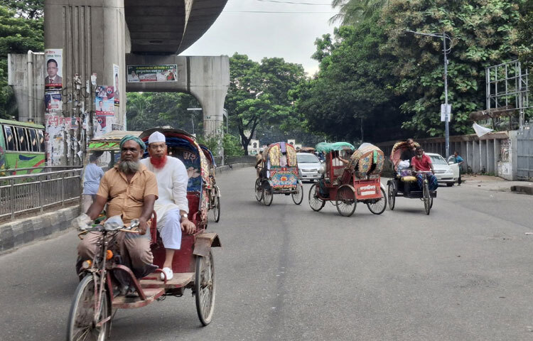 এদিকে সড়কে রিকশা ও অটোরিকশার আনাগোনা আছে চোখে পড়ার মতো। স্বল্প দূরত্বে যাতায়াতের জন্য মানুষ এ বাহনগুলোকেই বেছে নিচ্ছেন।