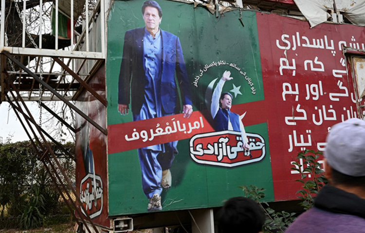 নির্বাচনের ফলাফল ঘোষণার মধ্যে একসঙ্গে ১২ মামলায় জামিন পেলেন পাকিস্তানের সাবেক প্রধানমন্ত্রী ইমরান খান।  ছবি: এএফপি