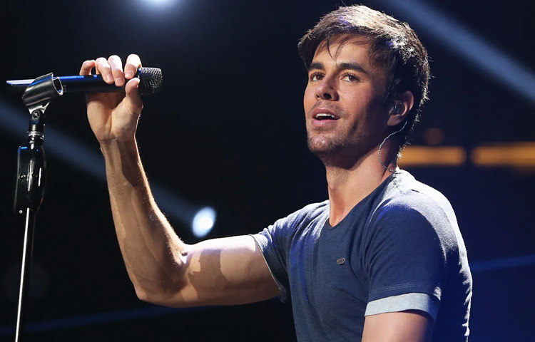 ৮ মে জন্ম নেওয়া এই স্প্যানিশ সুপারস্টার কণ্ঠ, স্টাইল আর আবেগ দিয়ে বিশ্বজুড়ে কোটি ভক্তের হৃদয়ে জায়গা করে নিয়েছেন।