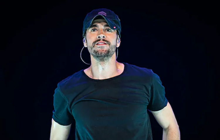 বিশ্বখ্যাত স্প্যানিশ গায়ক হুলিও ইগলেসিয়াসের ছেলে হয়েও এনরিকে শুরু করেছিলেন নিজের আলাদা পরিচয় তৈরি করার চেষ্টায়। বাবার নাম না ব্যবহার করে ‘এনরিকে মার্টিনেজ’ নামে ডেমো তৈরি করে পাঠিয়েছিলেন বিভিন্ন লেবেলে, যেখানে কণ্ঠই ছিল পরিচয়ের একমাত্র হাতিয়ার।