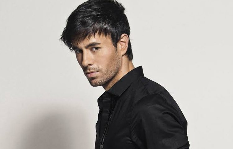 ২০০১ সালে মুক্তি পাওয়া ‘হিরো’ গানটির মাধ্যমে এনরিকে পৌঁছে যান এক নতুন উচ্চতায়। প্রেম, আবেগ, ট্র্যাজেডি সব মিলিয়ে মিউজিক ভিডিওটি হয়ে ওঠে এক স্মরণীয় অভিজ্ঞতা।