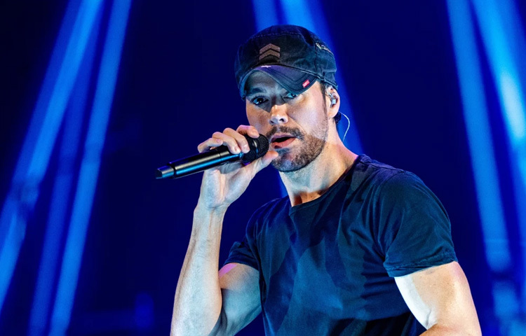 ১৯৯৫ সালে তার প্রথম অ্যালবাম ‘এনরিকে ইগলেসিয়াস’ মুক্তি পাওয়ার পরই রাতারাতি ছড়িয়ে পড়েন ল্যাটিন আমেরিকা, স্পেন এবং ইউএস ল্যাটিন মার্কেটে। এরপর আর পেছন ফিরে তাকাতে হয়নি তাকে।