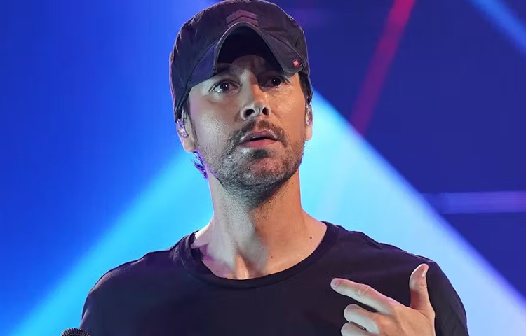 ২০১৪ সালে এনরিকে যখন স্প্যানিশ ভাষার গান ‘বেইল্যান্ডো’ প্রকাশ করেন, তখন অনেকে ভেবেছিলেন হয়তো ভাষা সীমাবদ্ধতা তৈরি করবে। কিন্তু বাস্তবতা উল্টো প্রমাণ করল এই গান ছিল ইউটিউবের ইতিহাসে প্রথম স্প্যানিশ গান যা এক বিলিয়নের বেশি ভিউ পেয়েছিল।