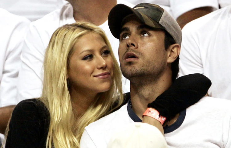 প্রায় দুই দশক ধরে এনরিকে আছেন প্রাক্তন টেনিস তারকা আনা কুর্নিকোভার সঙ্গে। মিডিয়া লাইমলাইট থেকে দূরে, গোপনেই তারা গড়েছেন একটি পরিবার।