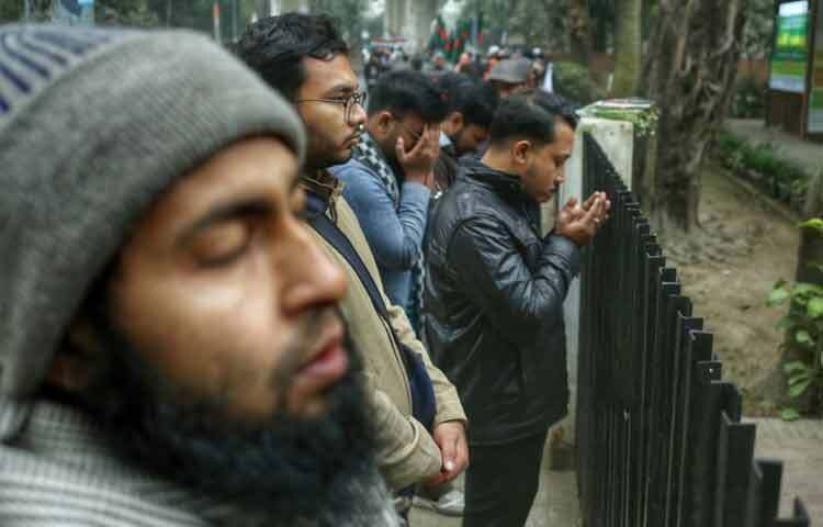 মৃত্যুর ১১ দিন পেরিয়ে গেলেও ঢাকা বিশ্ববিদ্যালয়ে শরিফ ওসমান হাদির কবরের পাশে মানুষের আনাগোনা কমেনি।