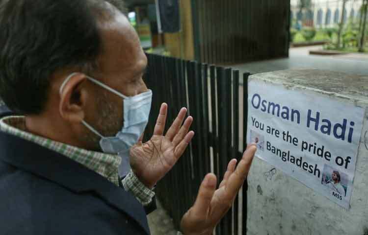 কেউ কবর জিয়ারত করছেন, কেউ দোয়া পরছেন, আবার কেউ কৌতূহলী দৃষ্টিতে কবরের সামনে দাঁড়িয়ে স্মৃতিচারণ করছেন। বিশ্ববিদ্যালয়ের এই অংশ যেন হয়ে উঠেছে এক নীরব, কিন্তু শক্তিশালী আন্দোলনের স্মৃতিস্মারক।