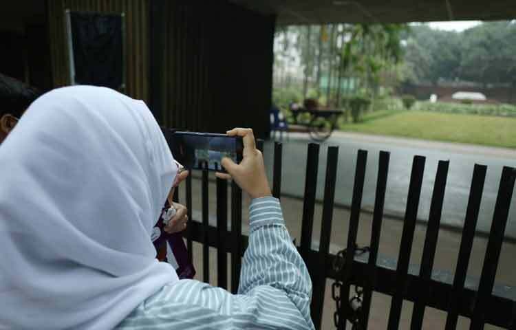 ওসমান হাদির কবরের পাশ দিয়ে হেঁটে গেলে যে শান্তি অনুভূত হয়, তা শুধু তার বিদায়ের শোক নয়, বরং শিক্ষার্থী ও নতুন প্রজন্মকে আন্দোলনের নৈতিক শিক্ষা দেয়। একজন নেতা, যিনি হাল ছাড়েননি, যিনি ন্যায়ের পথে সর্বদা অটল ছিলেন তার স্মৃতিকে জীবন্ত রেখেছেন সবাই।