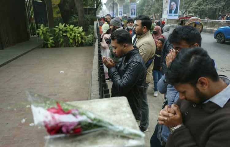 শরিফ ওসমান হাদির জীবনের গল্প, অবদান এবং তার দৃষ্টিভঙ্গি ঢাকা বিশ্ববিদ্যালয়ের প্রাঙ্গণে তরুণদের মননে অনুপ্রেরণার দীপ্তি জ্বালিয়ে রাখে। সে নিঃসন্দেহে সবার হৃদয়ে বেঁচে আছে এক নীরব, কিন্তু শক্তিশালী শোকের মধ্য দিয়ে।