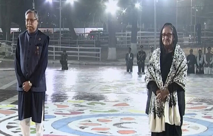 রাষ্ট্রপতি মো. সাহাবুদ্দিন ও প্রধানমন্ত্রী শেখ হাসিনা মহান শহীদ দিবস ও আন্তর্জাতিক মাতৃভাষা দিবসের প্রথম প্রহরে কেন্দ্রীয় শহীদ মিনারে ভাষা শহীদদের প্রতি শ্রদ্ধা জানিয়েছেন।
