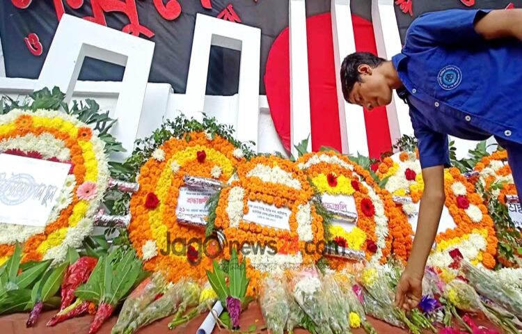 অমর ২১ ফেব্রুয়ারি, মহান শহীদ দিবস ও আন্তর্জাতিক মাতৃভাষা দিবস। সকাল থেকে স্কুল প্রাঙ্গণে শহীদ মিনারে ভাষাশহীদদের ফুল দিয়ে শ্রদ্ধা জানাচ্ছে শিশুরা। ছবি রাজধানীর বাড্ডা সরকারি প্রাথমিক বিদ্যালয় থেকে তোলা- মাহবুব আলম