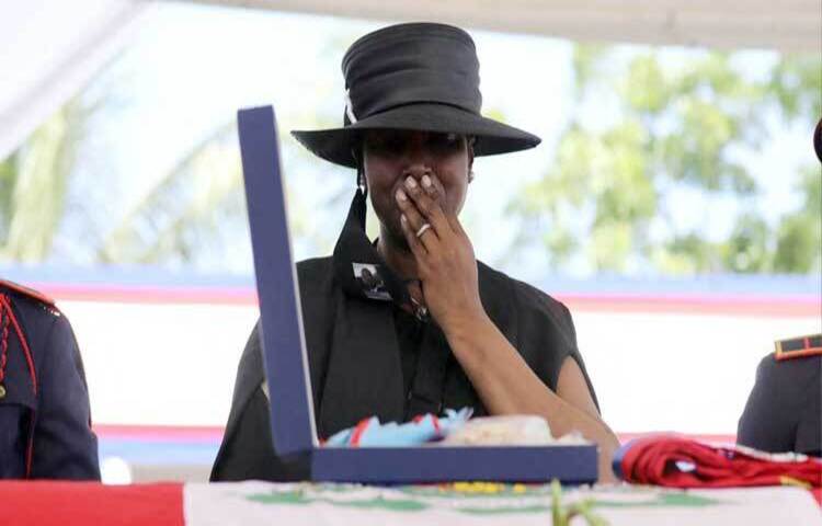 ২০২১ সালে নিজ বাড়িতে বন্দুকধারীদের গুলিতে নিহত হন হাইতির সবশেষ প্রেসিডেন্ট জোভেনেল মইসি। এসময় আহত হন তার স্ত্রী মার্টিন মইসেও। অপ্রত্যাশিত সেই ঘটনা নাড়িয়ে দেয় গোটা বিশ্বকে। কিন্তু এখন শোনা যাচ্ছে, মইসি হত্যাকাণ্ডে কলকাঠি নেড়েছিলেন খোদ ফার্স্টলেডিই। আর তার সঙ্গে হাত মিলিয়েছিলেন দেশটির তৎকালীন প্রধানমন্ত্রী ক্লাউডি জোসেফ। তাদের যোগসাজশেই অকালে প্রাণ হারান হাইতির নেতা।