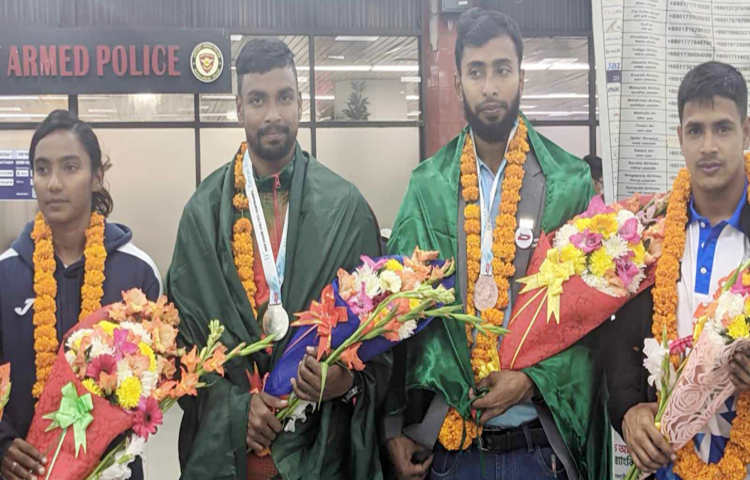 পাঁচ অ্যাথলেট ইরান গিয়েছিলেন এশিয়ান ইনডোর অ্যাথলেটিকস চ্যাম্পিয়নশিপে অংশ নিতে। দুটি পদক নিয়ে সোমবার রাতে দেশে ফিরেছে বাংলাদেশ দল। যাকে ঘিরে ছিল প্রত্যাশা, সেই ইমরানুর রহমান পারেননি। গত বছর কাজাখস্তানের আস্তানায় জেতা সোনার পদক এবার হারিয়ে এসেছেন ইরানের তেহরানে।