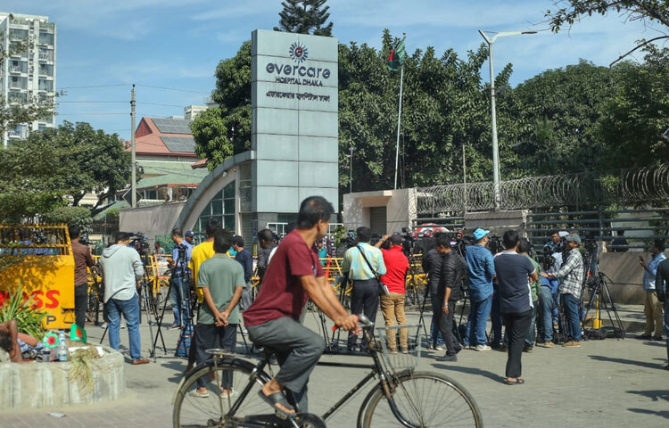 রাজনৈতিক কর্মীদের ভিড় কমে যাওয়ায় স্বস্তি ফিরেছে চিকিৎসা পরিবেশে। নিরাপত্তা বেষ্টনীর ভেতরে কেবল পুলিশ, বাইরে অবস্থান সংবাদকর্মীদের।