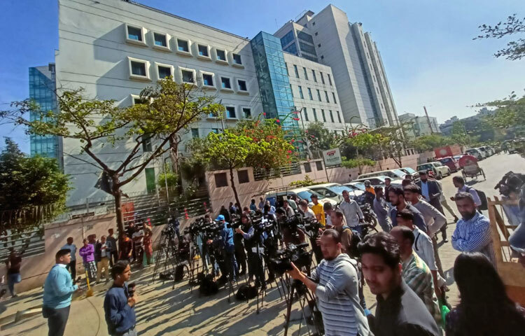 দেশের রাজনীতির প্রিয় নেত্রী, সাবেক প্রধানমন্ত্রী খালেদা জিয়া নীরবেই লড়ছেন নানান জটিল শারীরিক সমস্যার সঙ্গে; চিকিৎসকেরা তাকে নিবিড় পর্যবেক্ষণে রেখেছেন।