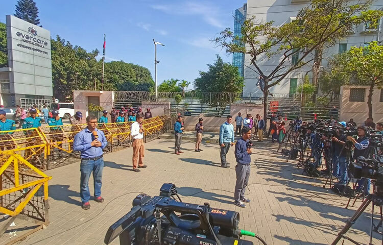 এভারকেয়ারের নিরাপত্তা চৌহদ্দের ভেতরে পুলিশ মোতায়েন থাকলেও বাইরে জড়ো হয়েছেন সংবাদকর্মীরা। নেতাকর্মীদের উপস্থিতি আগের তুলনায় নেই বলেই চলে। ফলে হাসপাতালের স্বাভাবিক চিকিৎসা কার্যক্রমে আর কোনো বিঘ্ন সৃষ্টি হচ্ছে না।