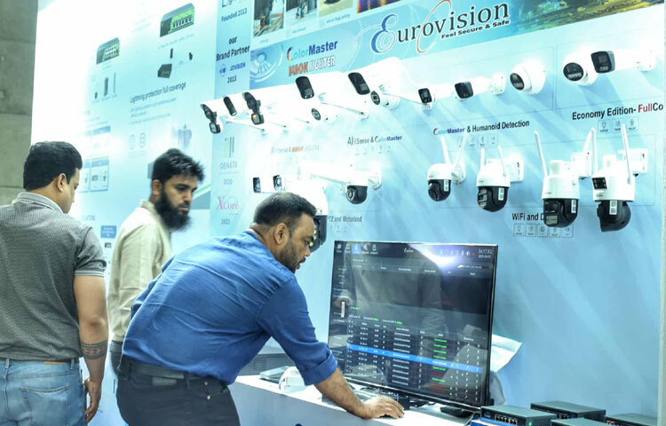 এতে আন্তর্জাতিক প্রযুক্তি প্রতিষ্ঠানের প্রতিনিধিরা দেশের নিরাপত্তা খাতের তরুণ উদ্যোক্তা, ব্যবসায়ী এবং বিভিন্ন খাতের পেশাজীবীদের সঙ্গে ব্যবসায়িক আলোচনা করছেন।