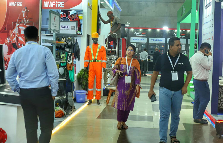 এদিকে, প্রদর্শনী ঘুরে দেখা যায়, কর্মস্থলের অগ্নিনির্বাপক নিরাপত্তা প্রযুক্তি, নিরাপত্তা সরঞ্জাম, স্মার্ট মনিটরিং সিস্টেম, স্বাস্থ্য ও অগ্নিনিরাপত্তা প্রযুক্তি, স্মার্ট সফটওয়্যার সল্যুশনস, সাইবার নিরাপত্তা ও সুরক্ষা প্রযুক্তির এআই সল্যুশন প্রদর্শিত হচ্ছে।