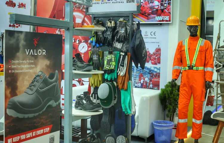 সকাল থেকেই স্টলগুলোতে নিজেদের পণ্য ও সেবাসামগ্রতে সাজিয়ে তুলতে দেখা যায় প্রদর্শনীস্থলে। তবে উদ্বোধনের পরও দর্শক ও সেবাগ্রহিতাদের উপস্থিতি কম ছিল। আয়োজকরা জানান, বিকেল নাগাদ দর্শনার্থী বাড়বে।