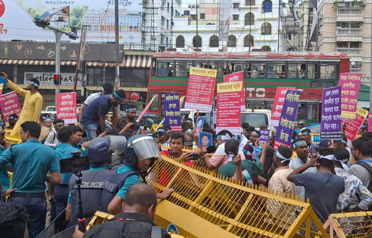 রাজধানীর হোটেল ইন্টারকন্টিনেন্টাল মোড়ে ৪ দফা দাবি নিয়ে অবস্থান নিয়েছেন জুলাই আন্দোলনে ক্ষতিগ্রস্ত আরব আমিরাত ফেরত প্রবাসীরা এবং জেলে বন্দি ২৫ প্রবাসীর পরিবার। ছবি: রায়হান আহমেদ