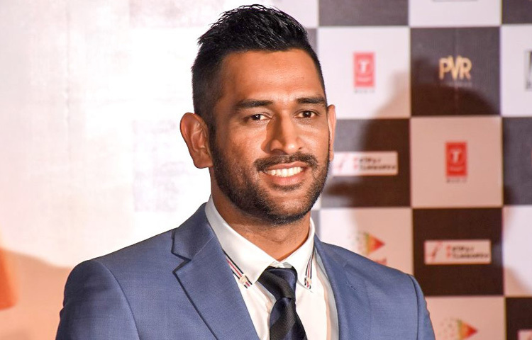 ক্রিকেটের পাশাপাশি জীবিকা নির্বাহের জন্য ভারতীয় রেলে টিকিট চেকার হিসেবে কাজ শুরু করেন ধোনি। খড়গপুর স্টেশনে টিকিট কাটতে কাটতে তার হাতেই ধরা ছিল ভবিষ্যতের কল্পনাতীত কাহিনি।