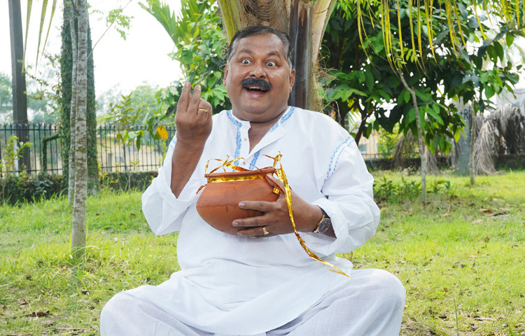 খরাজ মুখোপাধ্যায় মানেই হাস্যরস, অথচ শুধুই কমেডি নয়-তিনি পারেন কাঁদাতে, ভাবাতে, চমকে দিতেও। তার অভিনয় জীবনের শুরু হয়েছিল ১৯৮০ সালের ‘হুলুস্থুল’ সিনেমা দিয়ে। এরপর ‘পাথরের খোদা’, ‘চাঁদের বাড়ি’, ‘পাথের পাঁচালী’, ‘বেলা শেষে’, ‘হামি’, ‘বেলাশুরু’-প্রতিটি সিনেমাতেই খরাজ অভিনয় করেছেন এমনভাবে, যেন চরিত্রটি তার শরীরের অংশ।