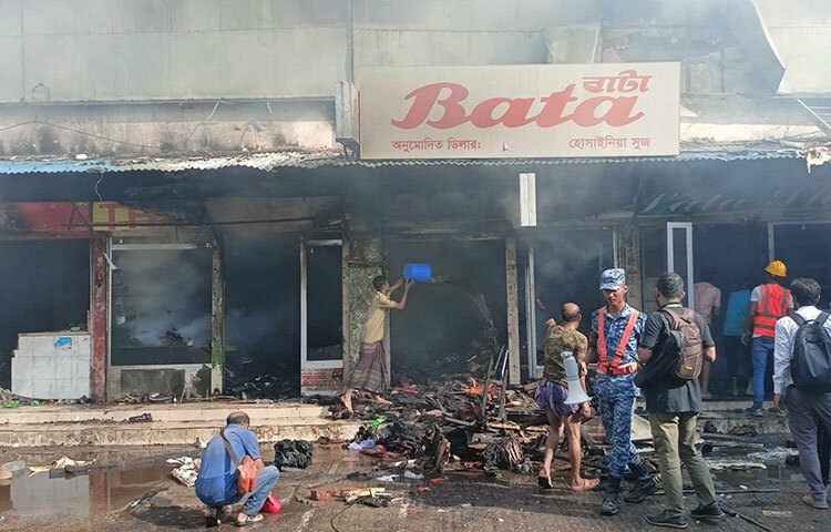 প্রায় পাঁচ শতাধিক দোকান পুড়ে গেছে বলে দাবি করছেন ব্যবসায়ীরা। মার্কেট ও কাঁচা বাজারে বৈধ-অবৈধ মিলিয়ে প্রায় ৭০০-৮০০টি দোকান ছিল। ছবি: জাগো নিউজ