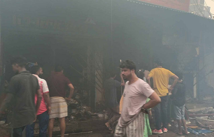 অনেক দোকান পুড়ে প্রায় নিশ্চিহ্ন হয়ে গেছে। ছবি: জাগো নিউজ