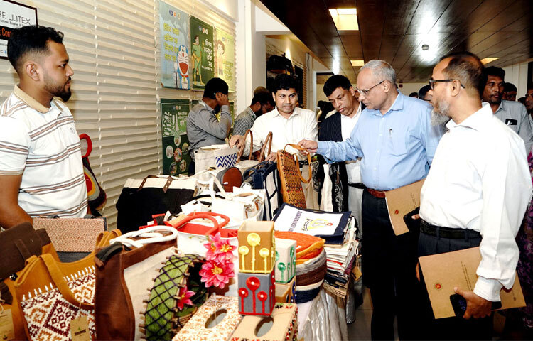 রাজধানীর আগারগাঁওয়ে পরিবেশ অধিদপ্তরে প্লাস্টিকের বিকল্প পণ্য প্রদর্শনী মেলা শুরু হয়েছে। উদ্বোধনের পর অতিথিরা মেলার স্টল পরিদর্শন। ছবি: পিআইডি