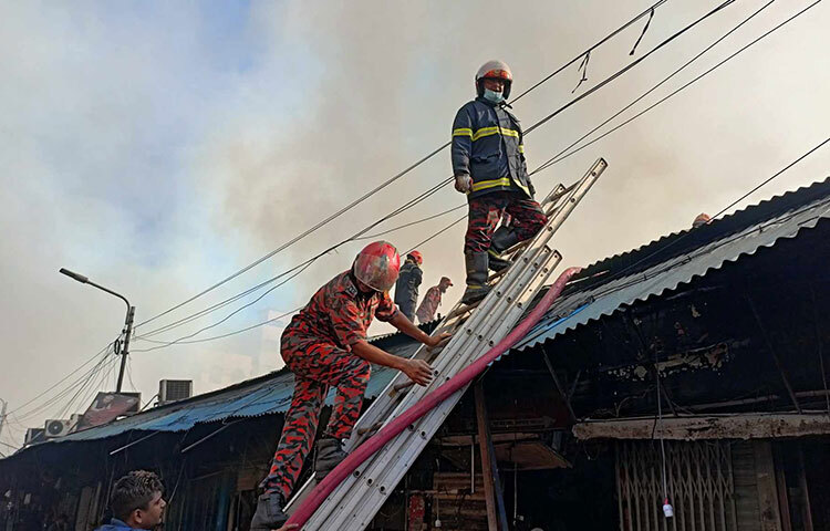 ফারয়ার সার্ভিস কর্মীদের আগুন নেভাতে তৎপড়তা। ছবি: জাগো নিউজ